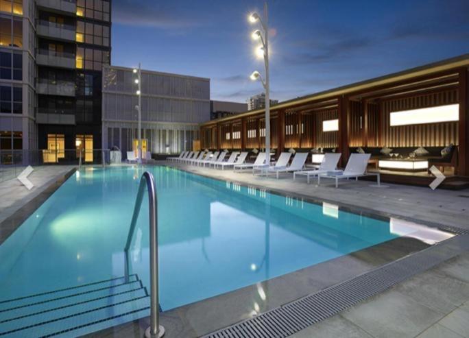 Luxury Condo With Cn Tower View Торонто Екстер'єр фото