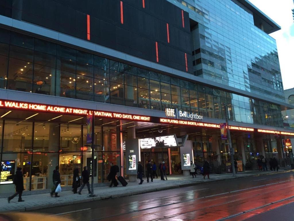Luxury Condo With Cn Tower View Торонто Екстер'єр фото